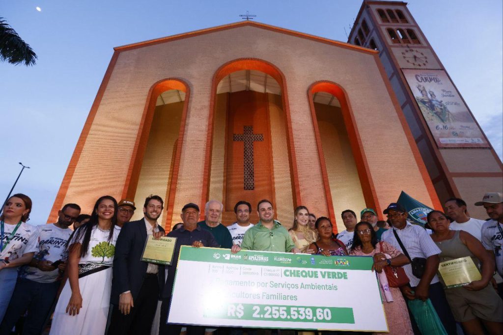 Em-Parintins-Governador-Roberto-Cidade-entrega-R-22-milhoes-a-produtores-rurais-por-conservacao-da-floresta-1_foto-Alex-Pazuello-Secom-1024×682-1