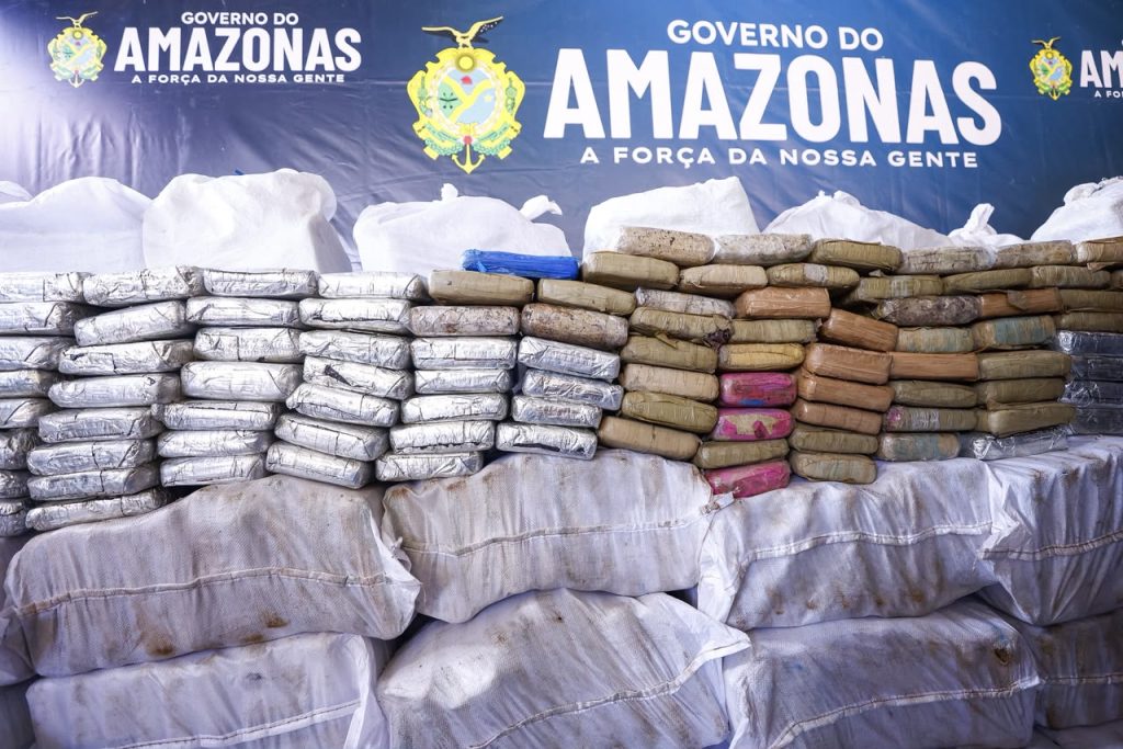 Governo-Roberto-Cidade-apresenta-resultados-da-operacao-Seguranca-Presente-que-apreendeu-mais-de-duas-toneladas-de-drogas-em-Coari-4_foto-Alex-Pazuello-Secom-1024×683-1