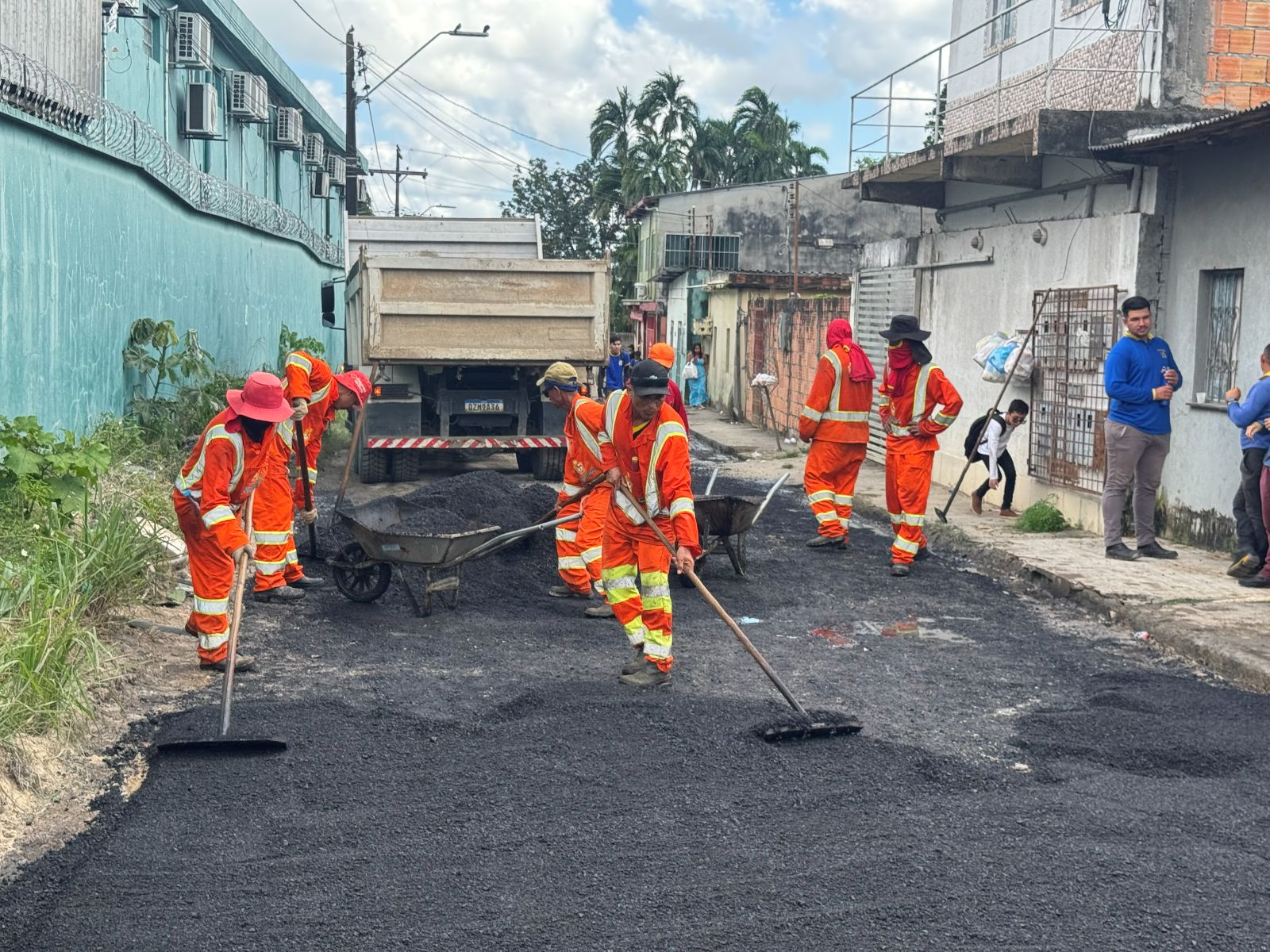 Prefeitura-de-Manaus-avanca-com-operacao-Tapa-Buracos-no-bairro-Colonia-Terra-Nova-2