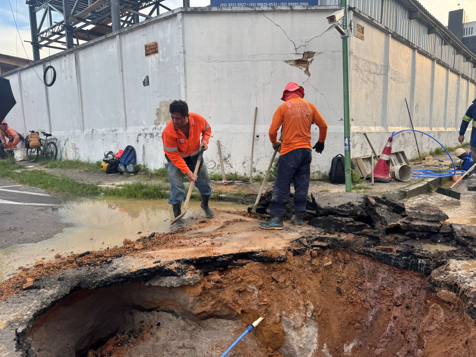 Prefeitura-de-Manaus-realiza-forca-tarefa-para-recuperar-rede-de-drenagem-e-garantir-seguranca-no-bairro-Nossa-Senhora-das-Gracas-2