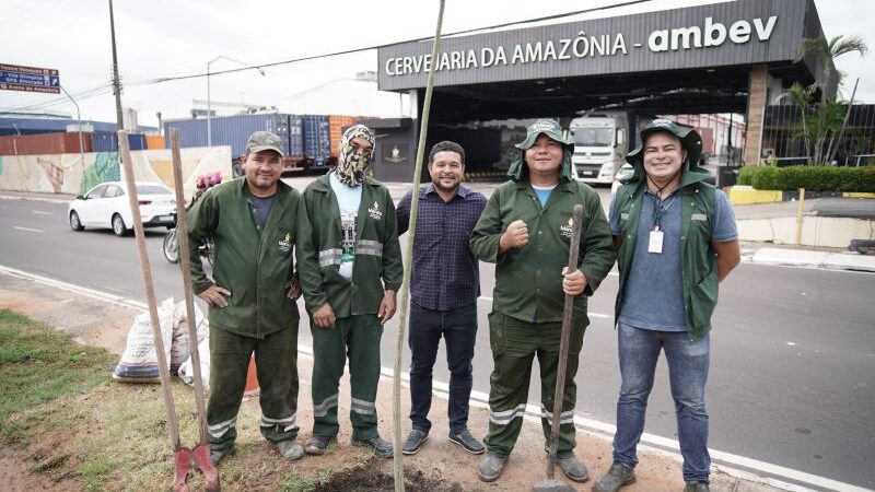 Prefeitura de Manaus realiza ação de arborização na avenida Constantino Nery