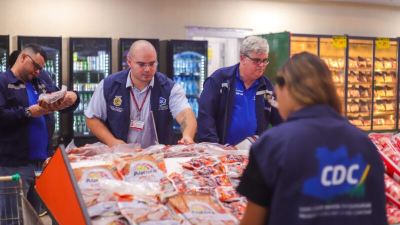 Comissão de Defesa do Consumidor da Aleam, presidida pelo deputado Mário César Filho, e Procon realizam fiscalização em supermercado