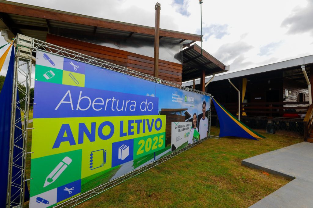 Na Escola da Floresta, governador Wilson Lima abre ano letivo para mais de 190 mil alunos do interior