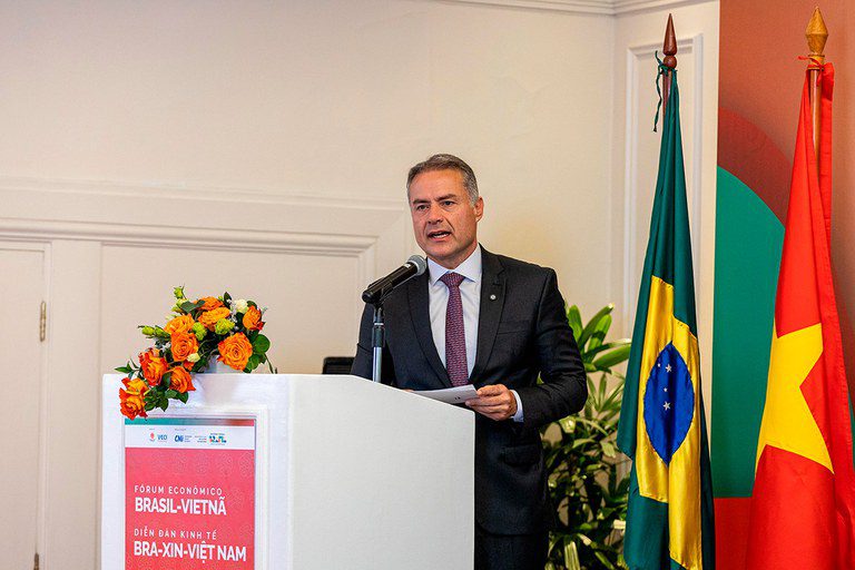 Investimento em rodovias e ferrovias no Brasil garante segurança alimentar global, diz Renan Filho