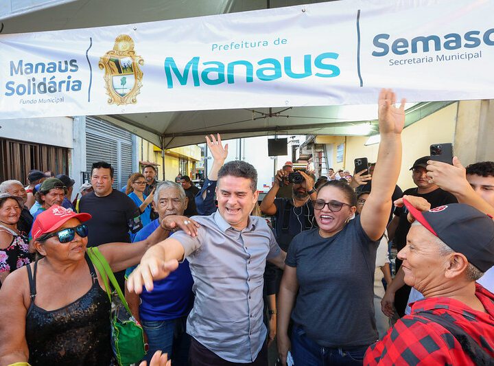 Prefeito David Almeida lidera entrega de 120 toneladas de peixes durante a Semana Santa em Manaus