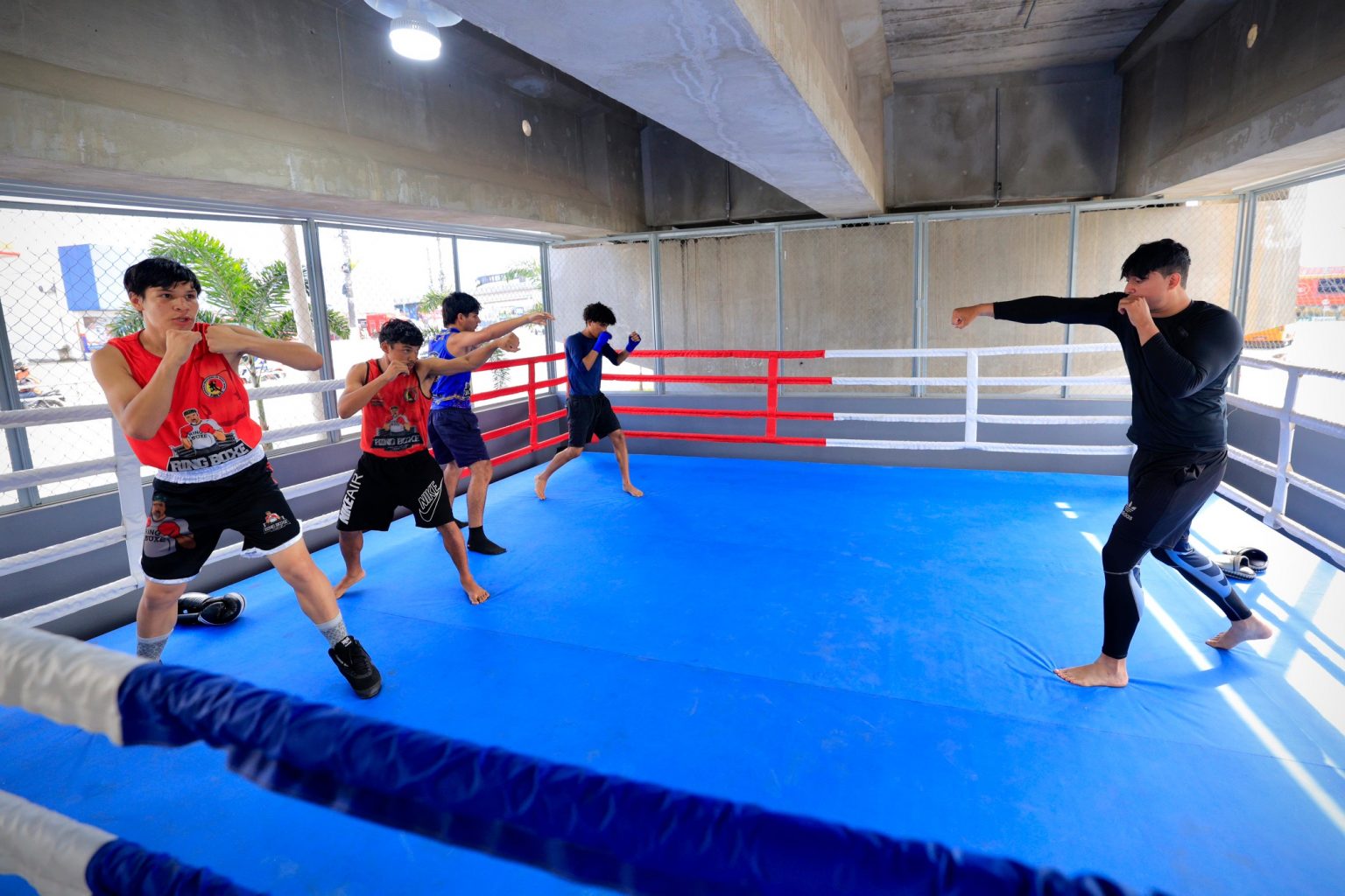 Debaixo do novo Complexo Viário Rei Pelé, boxe transforma a vida de jovens na zona Leste de Manaus