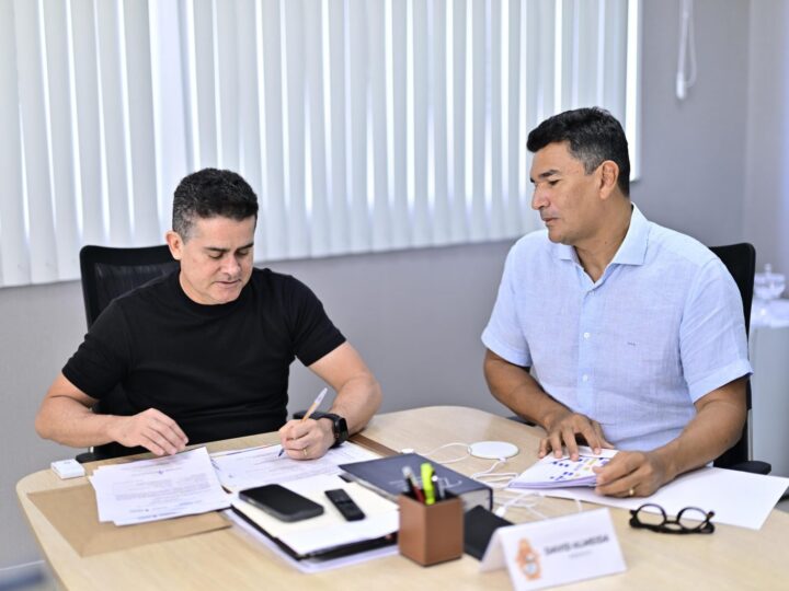 Prefeito David Almeida assina certidão histórica de regularização fundiária para bairros que aguardavam há mais de 100 anos