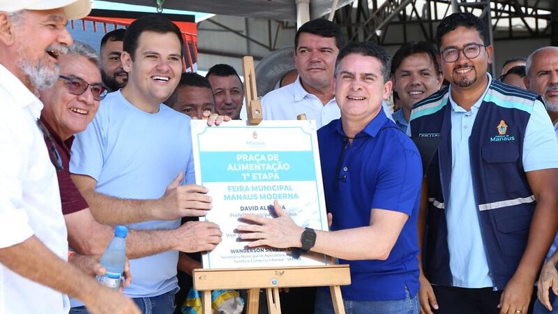 Prefeito entrega nova praça de alimentação da naus Moderna no Dia do Feirante