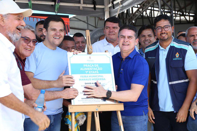 Prefeito entrega nova praça de alimentação da naus Moderna no Dia do Feirante