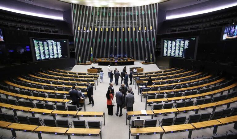 Câmara aprova urgência para projeto que amplia isenção do Imposto de Renda