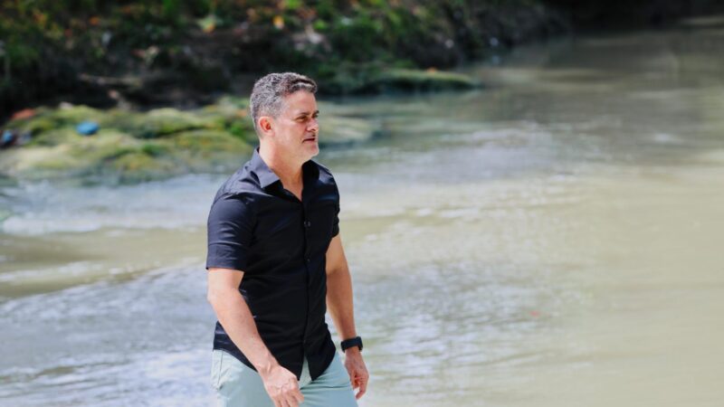Prefeito David Almeida vai apresentar na COP 30 projeto das ecobarreiras que retêm 300 toneladas de lixo nos igarapés de Manaus