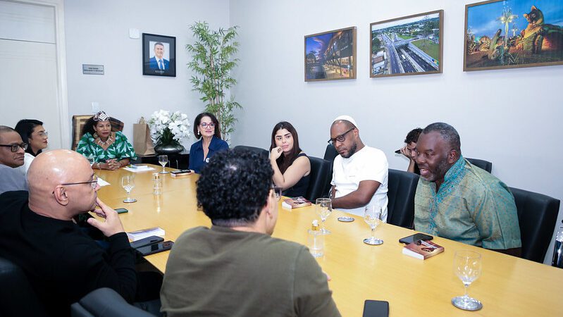 Prefeitura de Manaus recebe rainha Diambi Kabatusuila para ampliar parcerias e fortalecer o intercâmbio cultural com a África