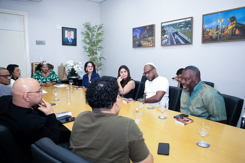 Prefeitura de Manaus recebe rainha Diambi Kabatusuila para ampliar parcerias e fortalecer o intercâmbio cultural com a África